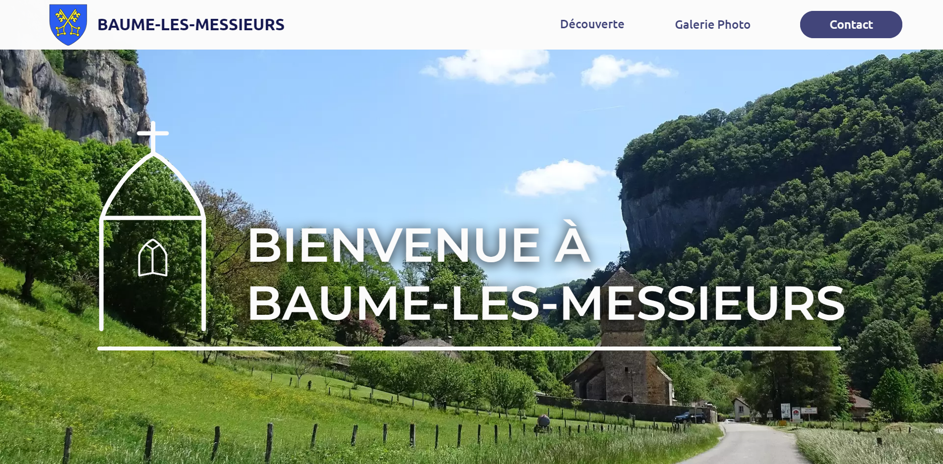 Image de présentation du site de Baume-les-Messieurs. On voit la première page du site. On voit la barre de navigation. Un grand titre avec écrit 'Bienvenue à Baume-les-Messieurs'. En fond une image de la chapelle de Baume-les-Messieurs